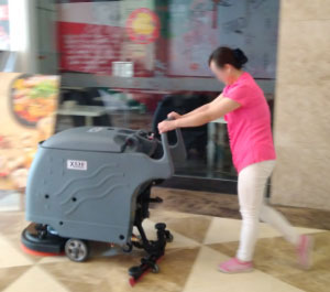 恒茂夢時代小區物業采購使用X530手推式洗地機和S1400電動掃地車