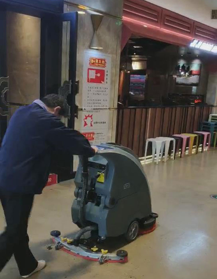 南昌市夢時代廣場百盛商場的保潔公司再次采購旭潔X750手推式洗地機