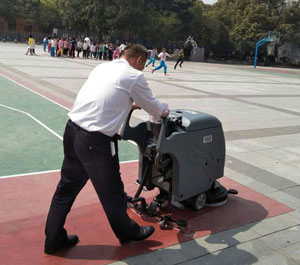 南昌市洪都小學采購使用X530手推式式洗地機
